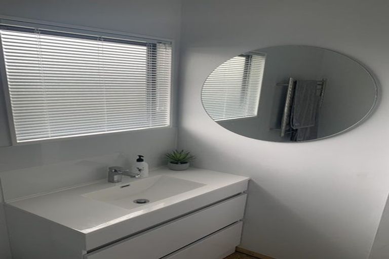 Photo of property in 5 Frosses Place, Massey, Auckland, 0614