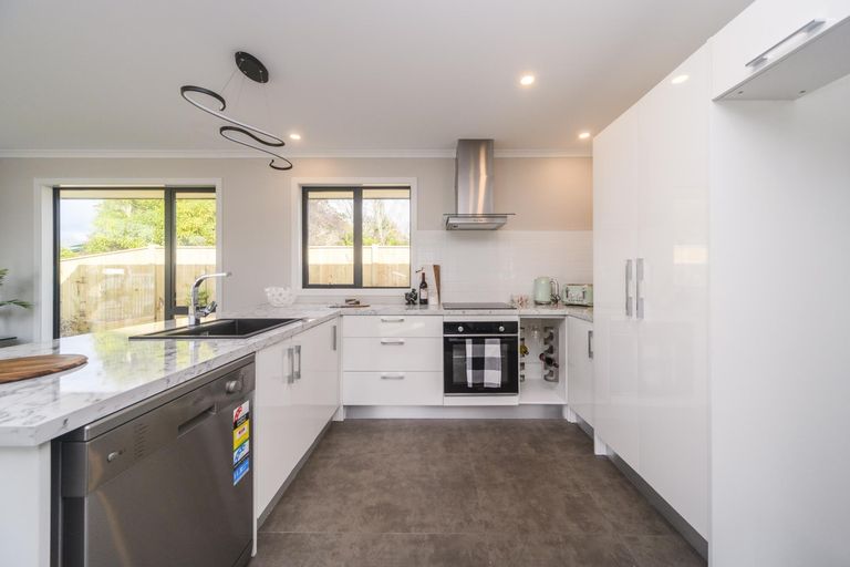 Photo of property in 18 Raglan Avenue, Cloverlea, Palmerston North, 4412