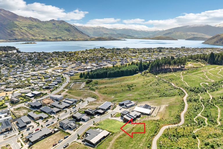 Photo of property in 16 Akitu Rise, Wanaka, 9305