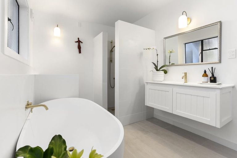 Photo of property in 156 Candia Road, Henderson Valley, Auckland, 0614