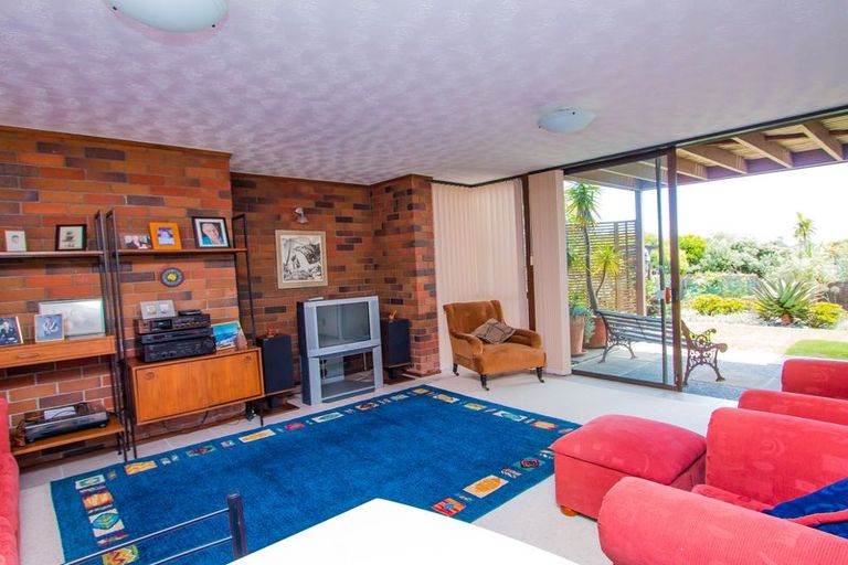 Photo of property in 60 Pacific Parade, Army Bay, Whangaparaoa, 0930