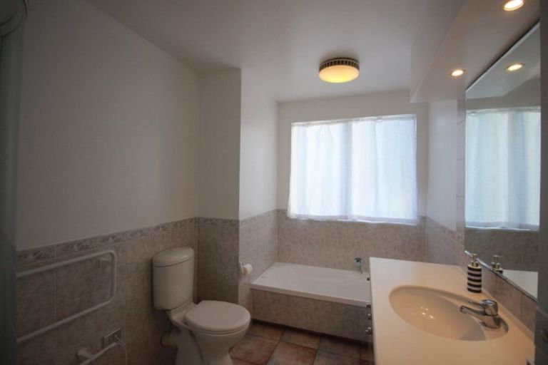 Photo of property in 1/58 Milford Road, Milford, Auckland, 0620