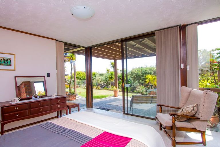 Photo of property in 60 Pacific Parade, Army Bay, Whangaparaoa, 0930