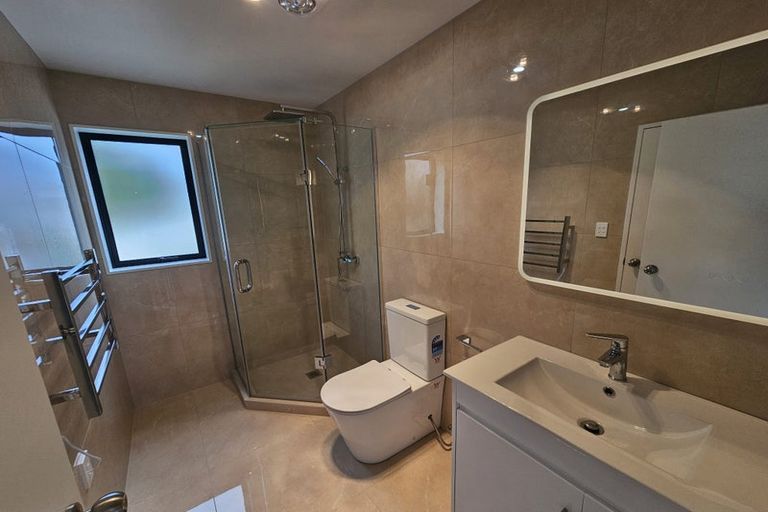 Photo of property in 4f Hepburn Road, Glendene, Auckland, 0602