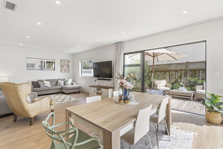 Photo of property in 20 Lynton Road, Bucklands Beach, Auckland, 2012