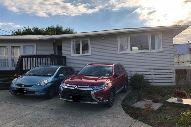 Photo of property in 84 Sylvan Crescent, Te Atatu South, Auckland, 0610