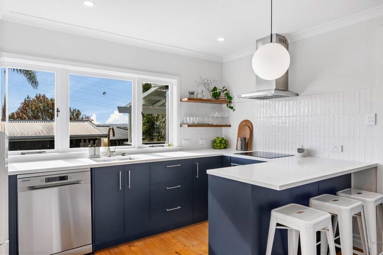 Photo of property in 37 Waimumu Road, Massey, Auckland, 0614