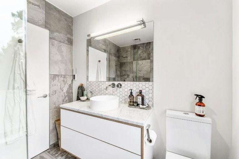 Photo of property in 110 Candia Road, Henderson Valley, Auckland, 0614