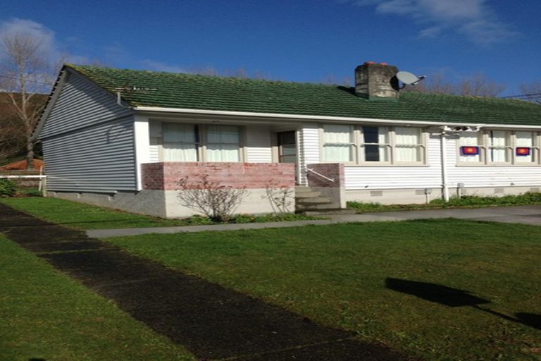 Photo of property in 90-92 Strand Crescent, Naenae, Lower Hutt, 5011
