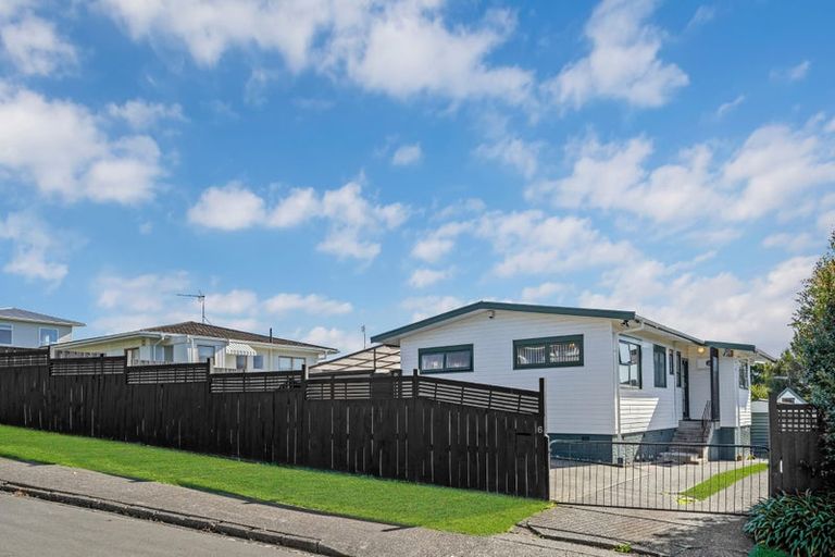 Photo of property in 6 Aplin Place, Birkdale, Auckland, 0626