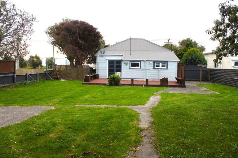 Photo of property in 2 Tawhiti Road, Hawera, 4610