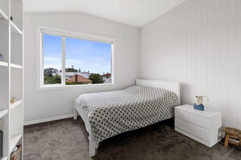 Photo of property in 2/39 Old Lake Road, Narrow Neck, Auckland, 0624