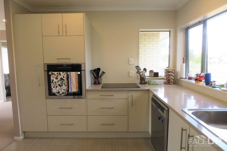 Photo of property in 22 Connemara Court, West Harbour, Auckland, 0618