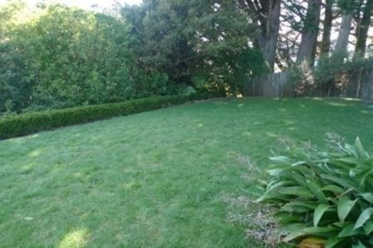 Photo of property in 18 Warrington Grove, Newlands, Wellington, 6037