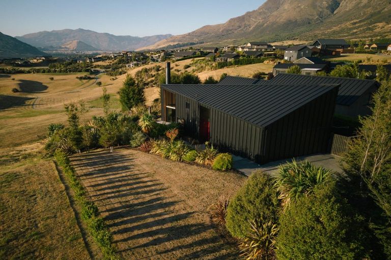 Photo of property in 14 Caithness Court, Jacks Point, Queenstown, 9371