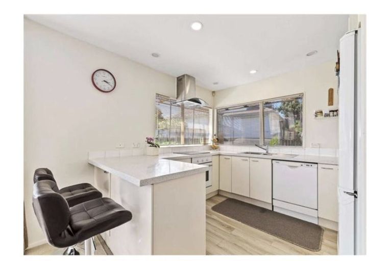 Photo of property in 2/46a Blakeborough Drive, Forrest Hill, Auckland, 0620