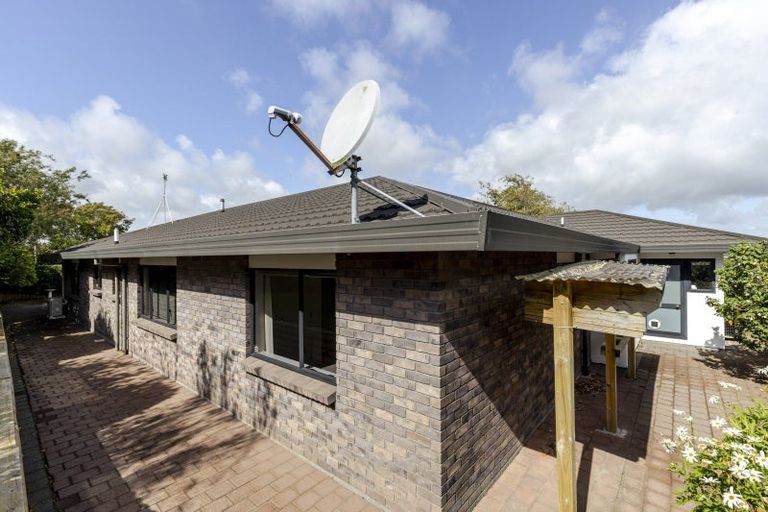 Photo of property in 15 Sandel Rise, Merrilands, New Plymouth, 4312