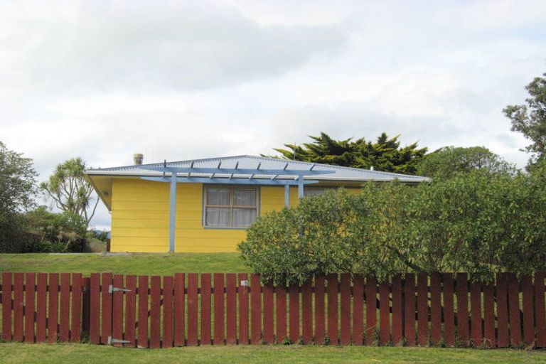 Photo of property in 30 Manga-pirau Street, Waikawa Beach, Manakau, 5573