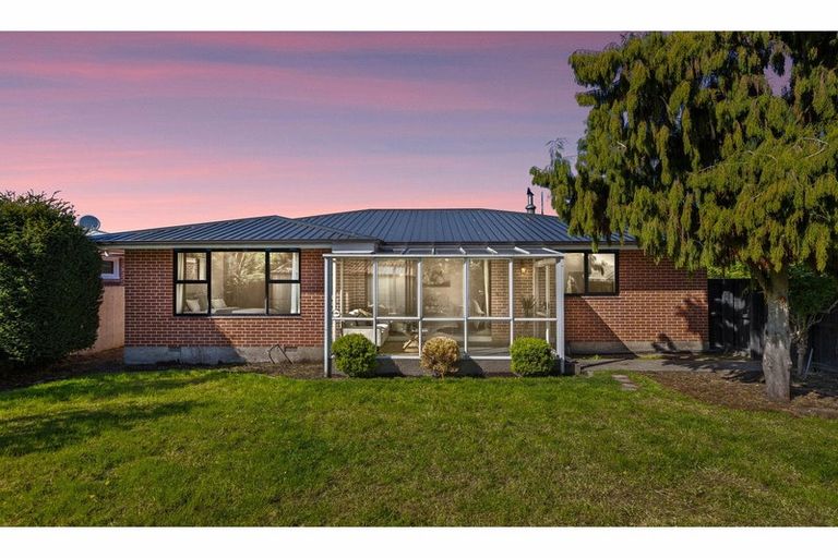 Photo of property in 1/100 Prestons Road, Redwood, Christchurch, 8051