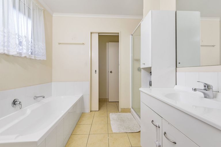 Photo of property in 36 Kayes Road, Pukekohe, 2120