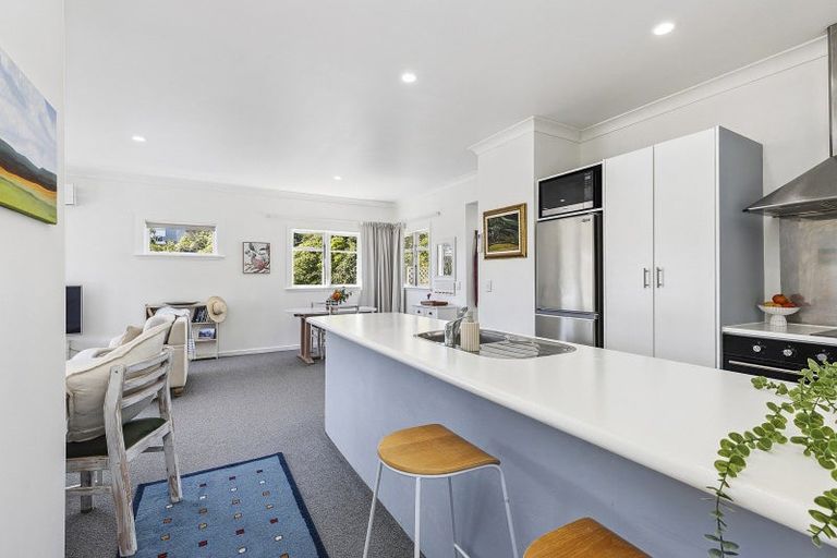 Photo of property in 15 Glanmire Road, Newlands, Wellington, 6037