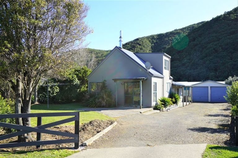 Photo of property in 44 Beach Road, Waikawa, Picton, 7220