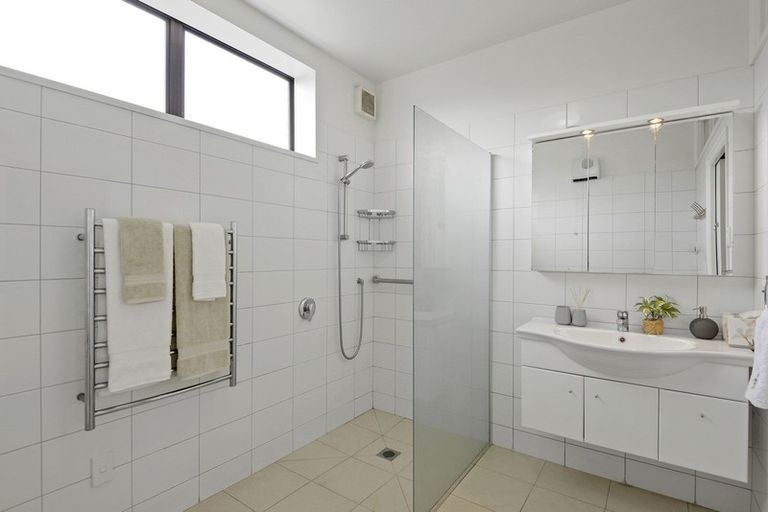 Photo of property in 15 Sawtell Place, Northcote, Christchurch, 8052