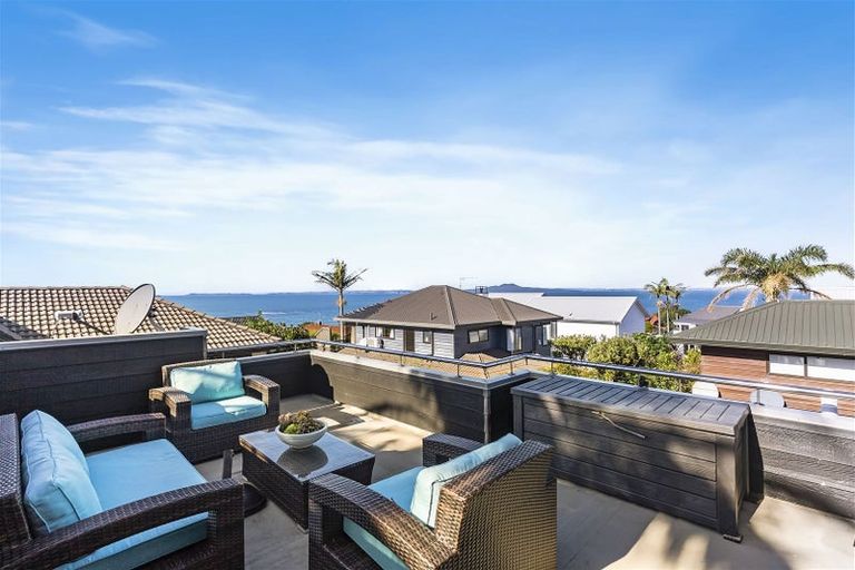 Photo of property in 2/8 Newburn Road, Waiake, Auckland, 0630