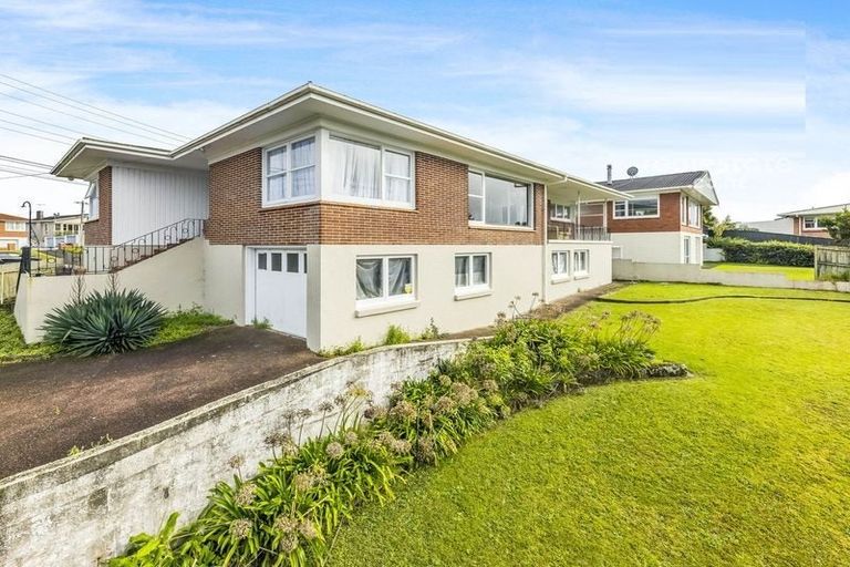 Photo of property in 520 Glenfield Road, Glenfield, Auckland, 0629