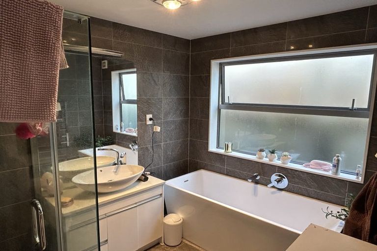 Photo of property in 6a Te Akau Crescent, Bucklands Beach, Auckland, 2012