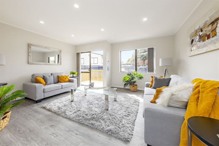 Photo of property in 2/4 Maplesden Drive, Clendon Park, Auckland, 2103