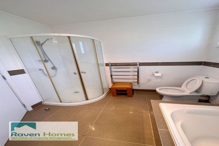 Photo of property in 92 Cascades Road, Pakuranga Heights, Auckland, 2010