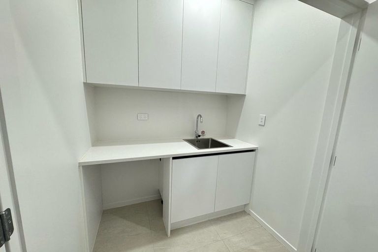 Photo of property in 9/90 Picasso Drive, West Harbour, Auckland, 0618