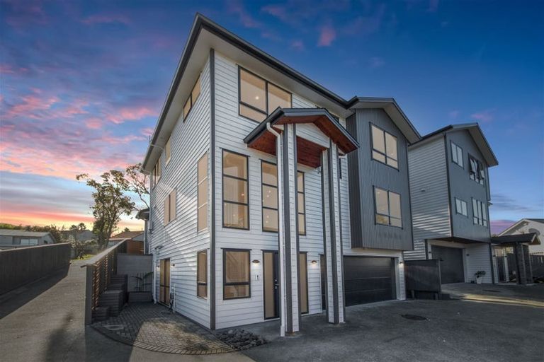 Photo of property in 7a Woodhouse Place, West Harbour, Auckland, 0618