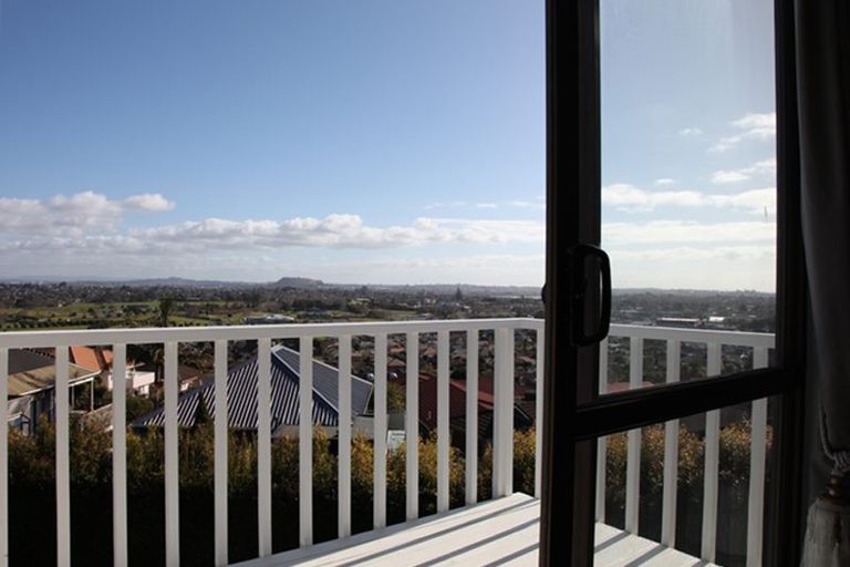 Photo of property in 17 Pitlochry Place, Highland Park, Auckland, 2010