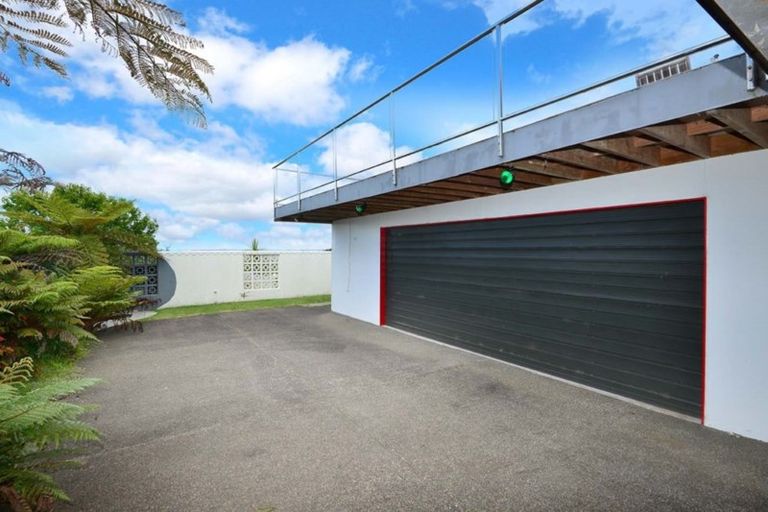 Photo of property in 49 Roberts Road, Matakatia, Whangaparaoa, 0930