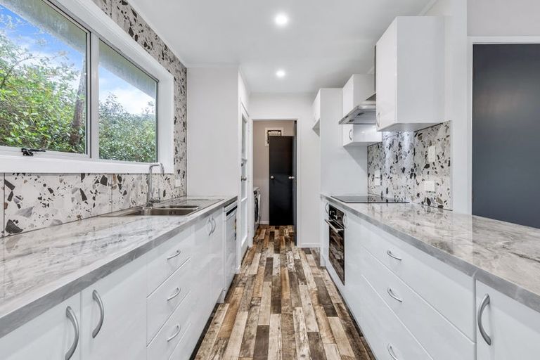 Photo of property in 2/94 Kaurilands Road, Titirangi, Auckland, 0602