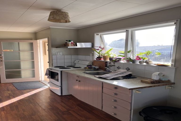 Photo of property in 5 Newland Grove, Henderson, Auckland, 0610