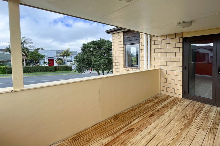 Photo of property in 28 Waimanu Bay Drive, Te Atatu Peninsula, Auckland, 0610