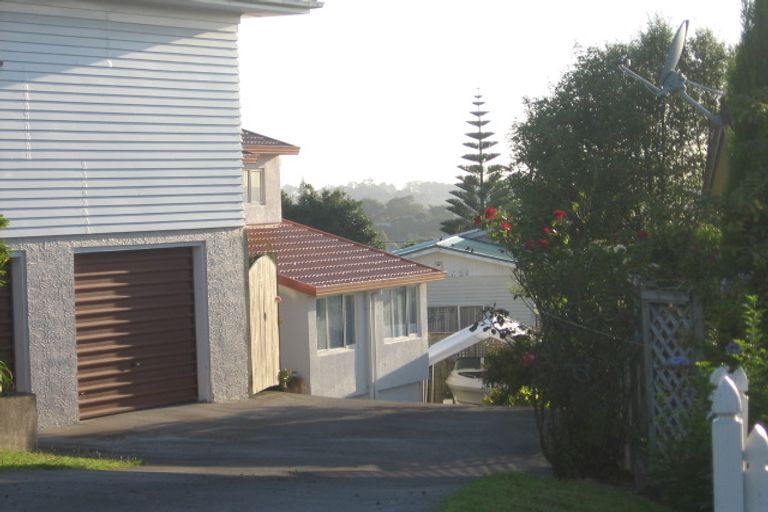 Photo of property in 1/5 Hall Road, Glenfield, Auckland, 0629