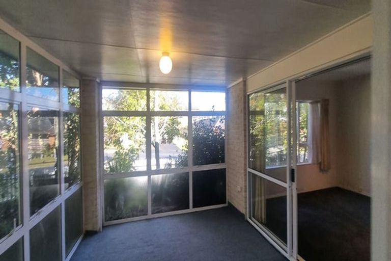 Photo of property in 2 Kerlin Crescent, West Harbour, Auckland, 0618