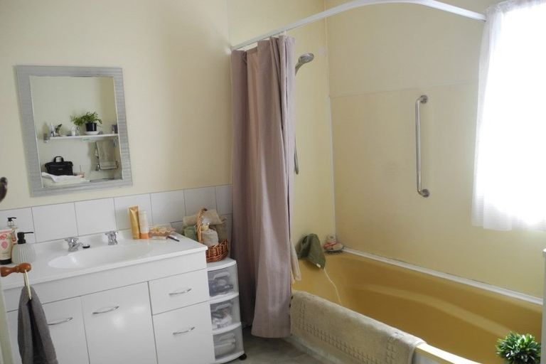 Photo of property in 8 Moorhouse Street, Waimate, 7924