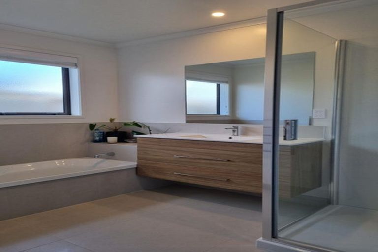 Photo of property in 28 Kitemaunga Avenue, One Tree Point, 0118