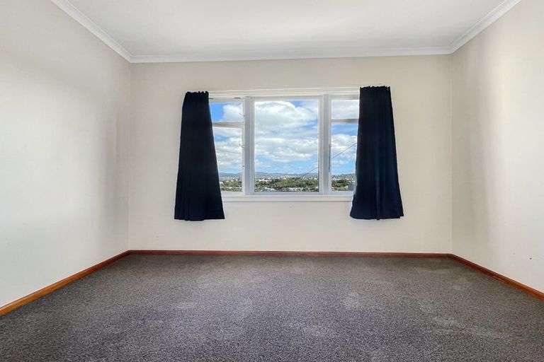 Photo of property in 108 Nevay Road, Karaka Bays, Wellington, 6022