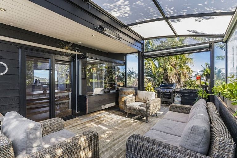 Photo of property in 2/8 Newburn Road, Waiake, Auckland, 0630