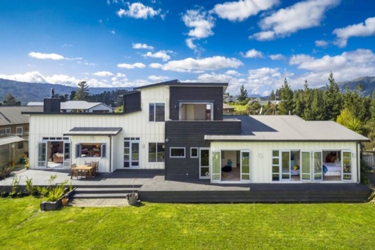 Photo of property in 4 Mount Marua Way, Timberlea, Upper Hutt, 5018