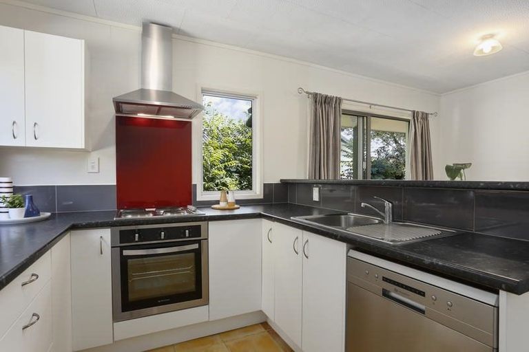 Photo of property in 92b Beach Road, Te Atatu Peninsula, Auckland, 0610