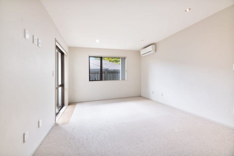 Photo of property in 112 Lake Panorama Drive, Henderson Valley, Auckland, 0612