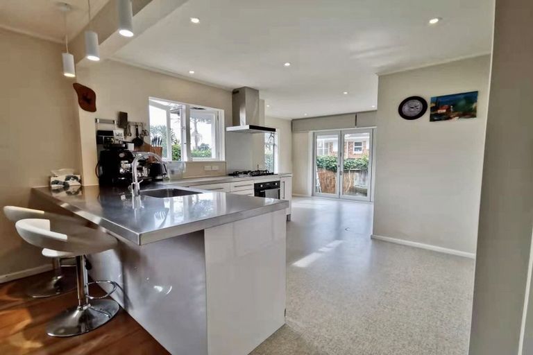 Photo of property in 1/9 Corrella Road, Belmont, Auckland, 0622