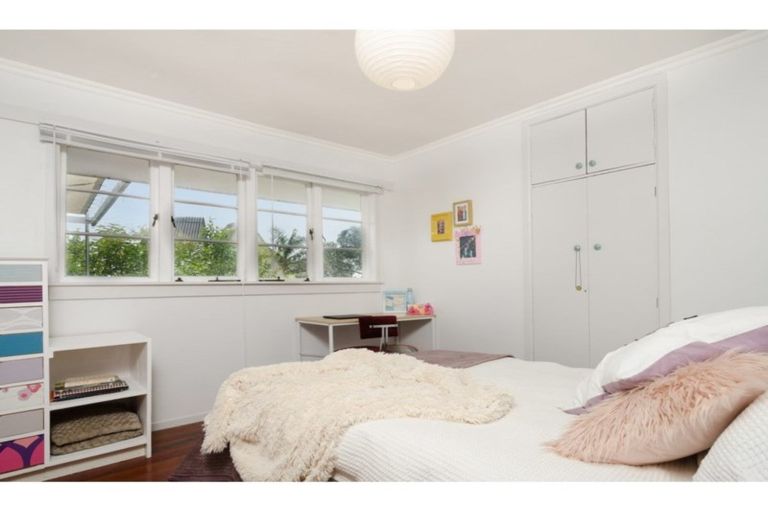 Photo of property in 50 Hebron Road, Waiake, Auckland, 0630